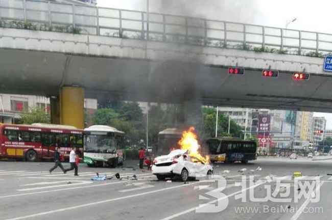 女司機把油門當(dāng)剎車