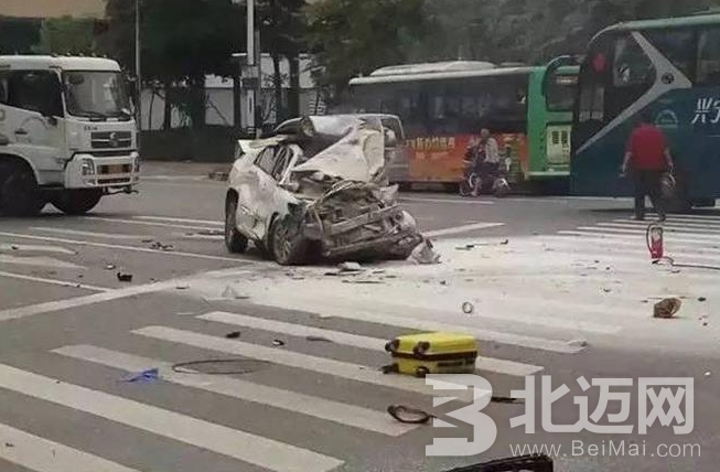 汽車連撞兩輛公交