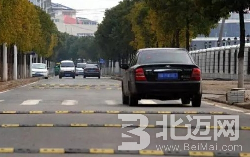 如何正確開車通過減速帶