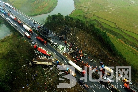 油罐車高速爆炸